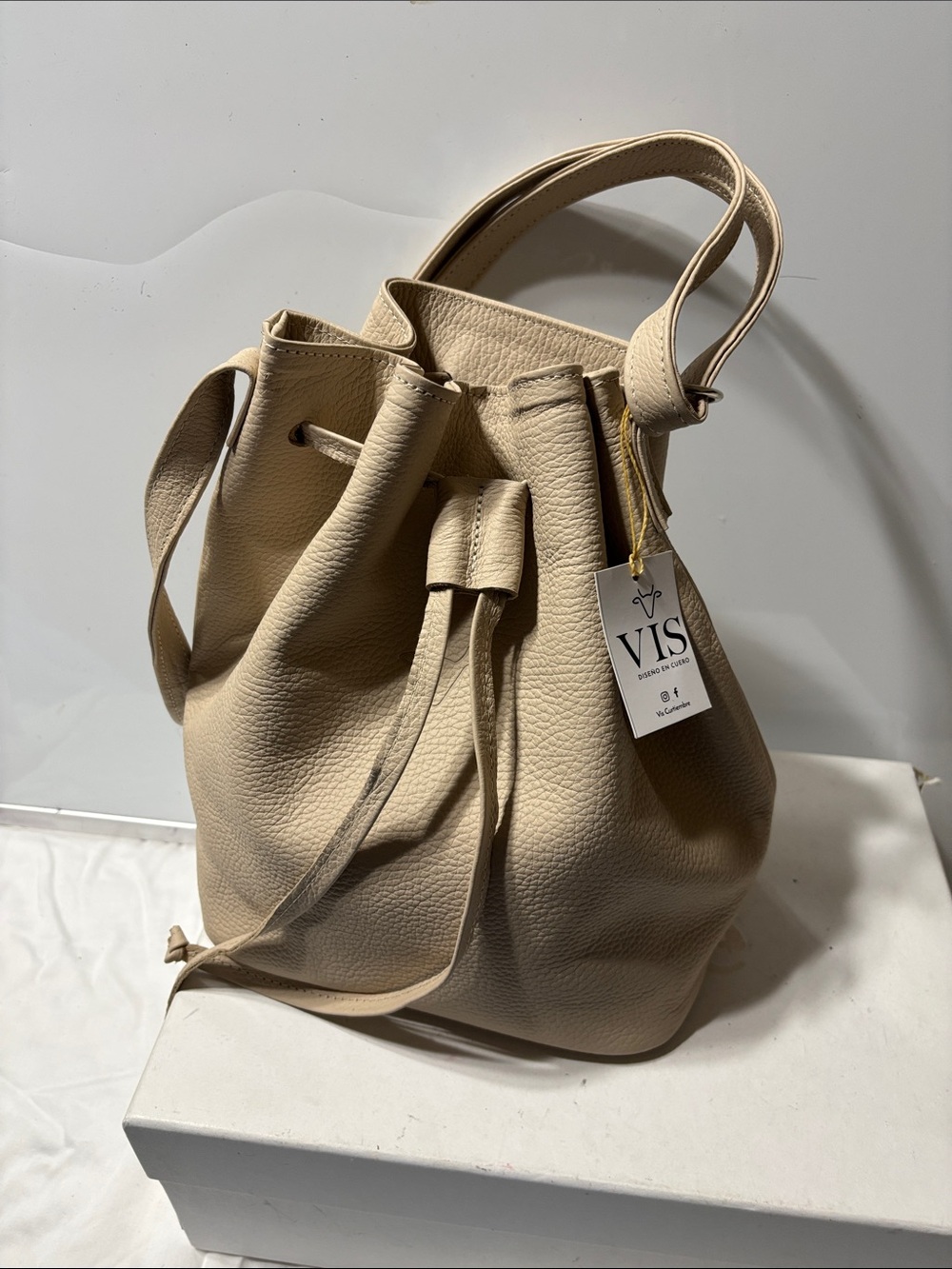 Vis curtiembre Beige Leather Drawstring Shoulder Bucket Bag. Made in Bolivia.NWT